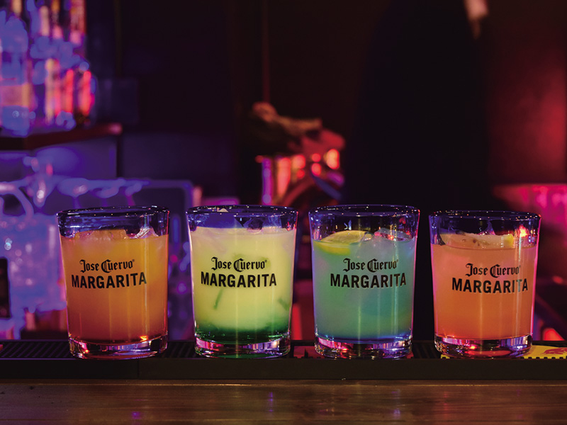 「SUPER CAFÉ」カラフルな扉が目を引くパブリックバー