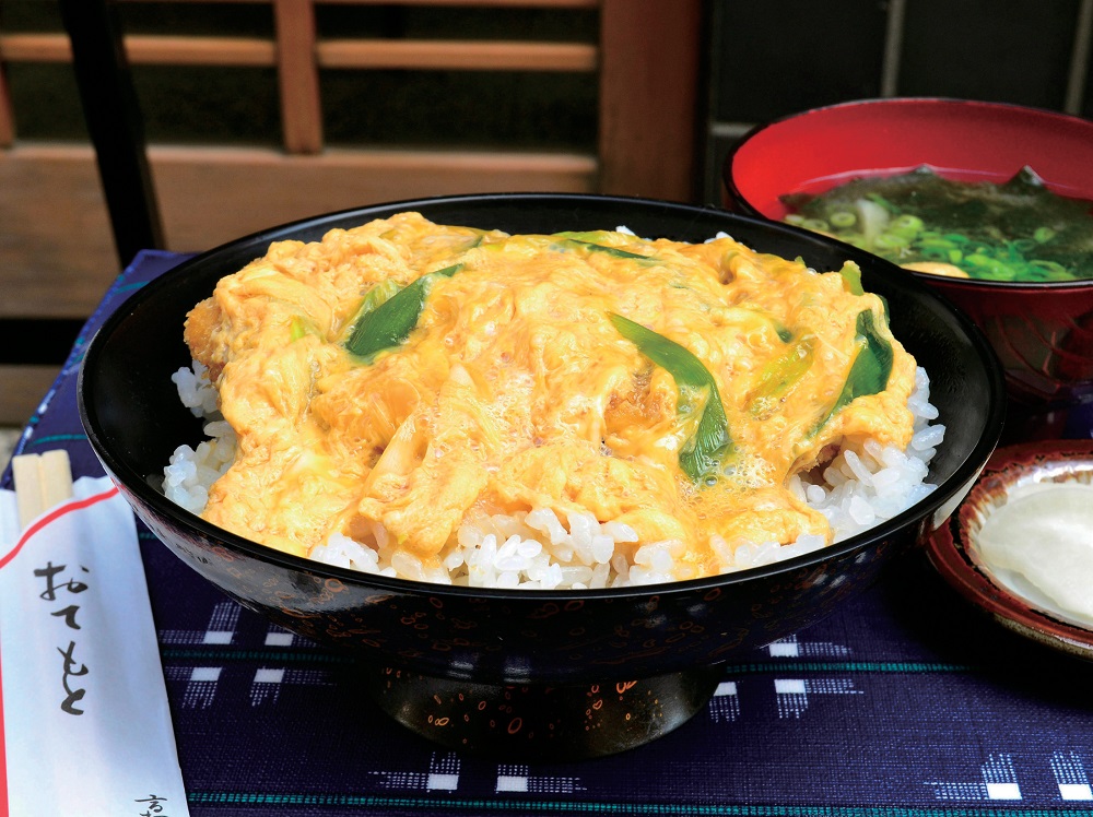 『田舎　イナカ』黄金色のふんわり卵のせ♪ダシ香るそば屋の絶品カツ丼