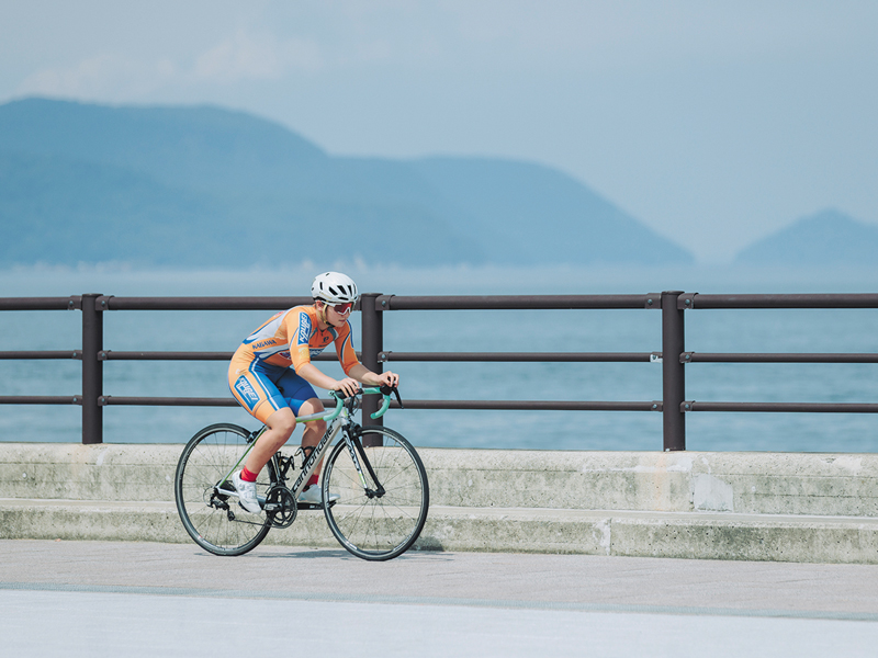 自転車で走っている様子
