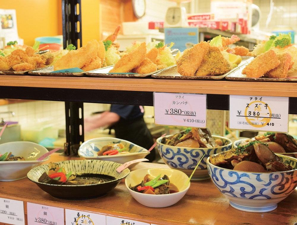 『海鮮食堂じゃこや』五剣山をイメージした高くそびえる丼に驚愕！11種類もの天ぷらがのった豪華天丼