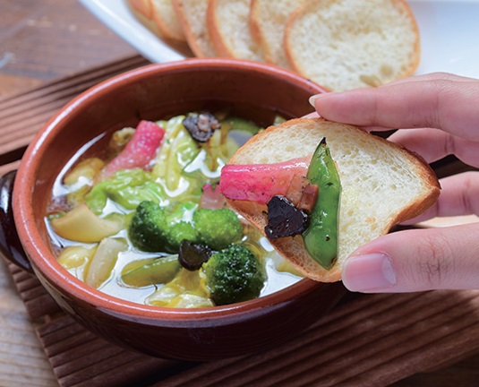 『IZAKAYA』自家農園の彩り豊かな新鮮野菜と2種類のニンニクが効いた極旨アヒージョ