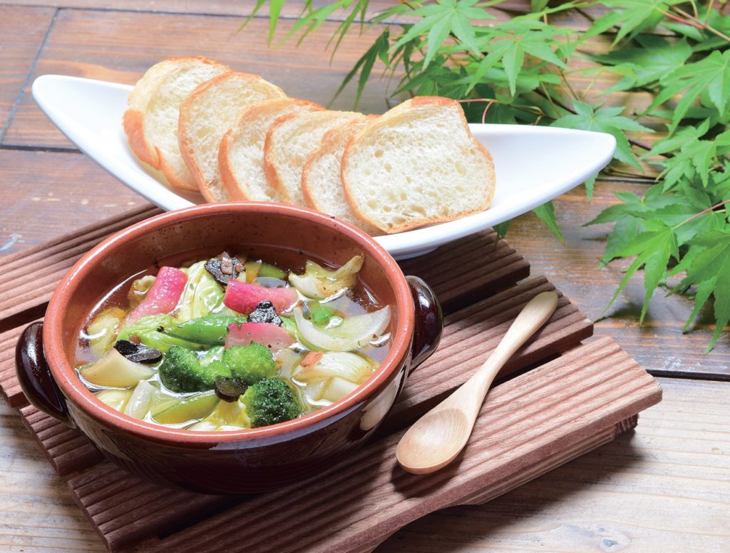 『IZAKAYA』自家農園の彩り豊かな新鮮野菜と2種類のニンニクが効いた極旨アヒージョ