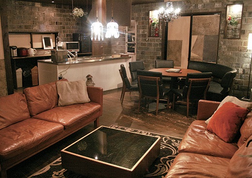 『IZAKAYA』自家農園の彩り豊かな新鮮野菜と2種類のニンニクが効いた極旨アヒージョ