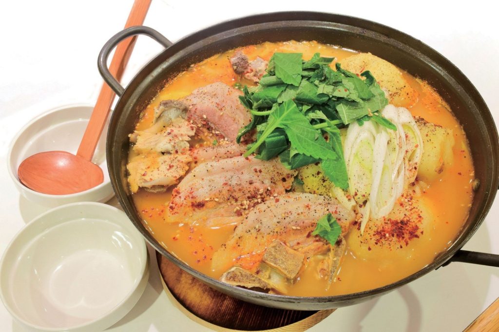 『韓屋仁』骨付き豚をしっかりと煮込んだスープに豚肉とじゃがいもがたっぷり！