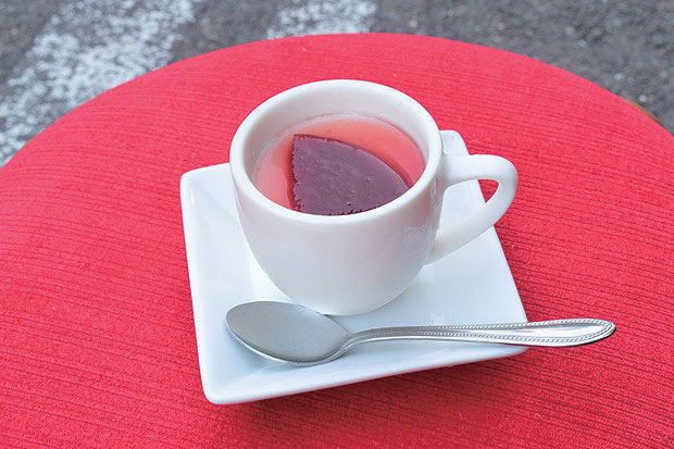 『韓屋仁』骨付き豚をしっかりと煮込んだスープに豚肉とじゃがいもがたっぷり！