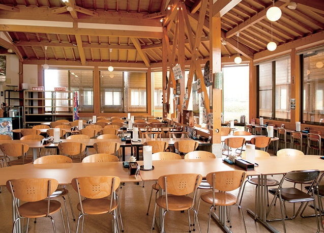 『海鮮食堂じゃこや』五剣山をイメージした高くそびえる丼に驚愕！11種類もの天ぷらがのった豪華天丼