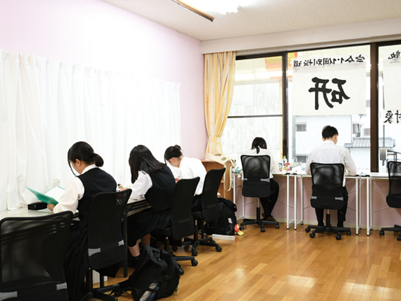 『逆転合格塾 香大研』マンツーマンの個別指導で第一志望合格を掴む！【香川県高松市田町】