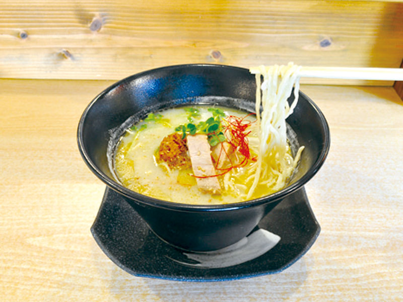 心に染みる優しい味わいのラーメンやおばんざいを堪能！
