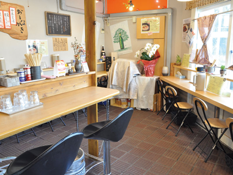 心に染みる優しい味わいのラーメンやおばんざいを堪能！