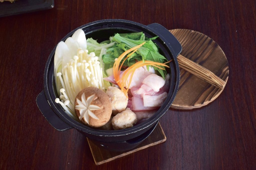 『贔屓屋　かくれんぼ』あっさり鍋でいただく瀬戸赤どり♪本来の味と出汁の風味も堪能して