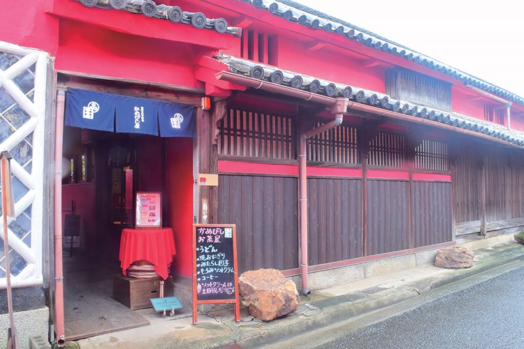 『かめびし茶屋』醤油醸造元の醤油の風味を味わえる昔懐かしい手作りのみたらし団子