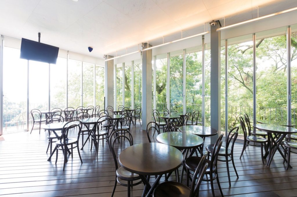 光差し込む開放的な空間から望む美しい緑は最高の贅沢