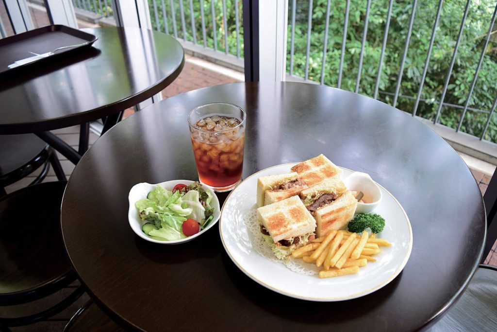 光差し込む開放的な空間から望む美しい緑は最高の贅沢