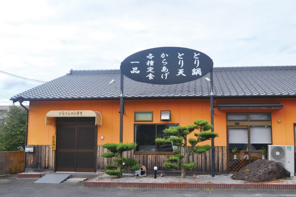 サクッと軽い食感でぺろりと食べられるもも肉１枚分の唐揚げが主役！