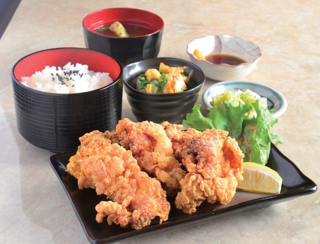 サクッと軽い食感でぺろりと食べられるもも肉１枚分の唐揚げが主役！