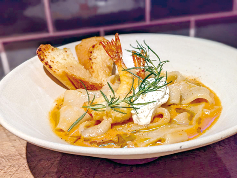 渾身の創作料理をバルテイストの店内で愉しむ