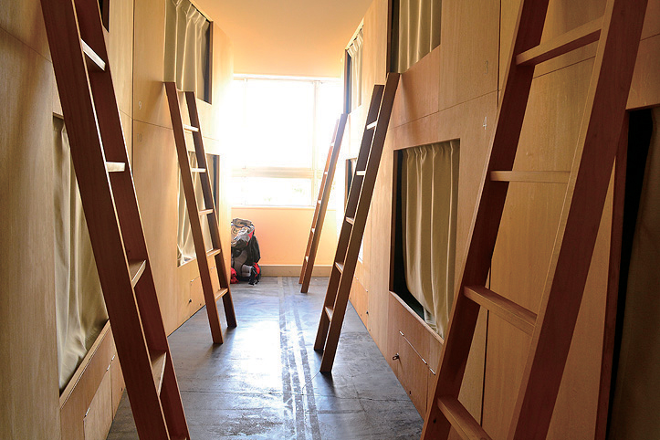 宿泊ゲストとの交流も楽しめる自由で開放的な空間でお出迎え