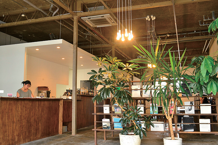 宿泊ゲストとの交流も楽しめる自由で開放的な空間でお出迎え