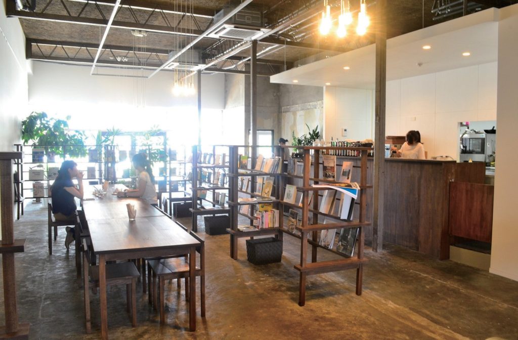 宿泊ゲストとの交流も楽しめる自由で開放的な空間でお出迎え