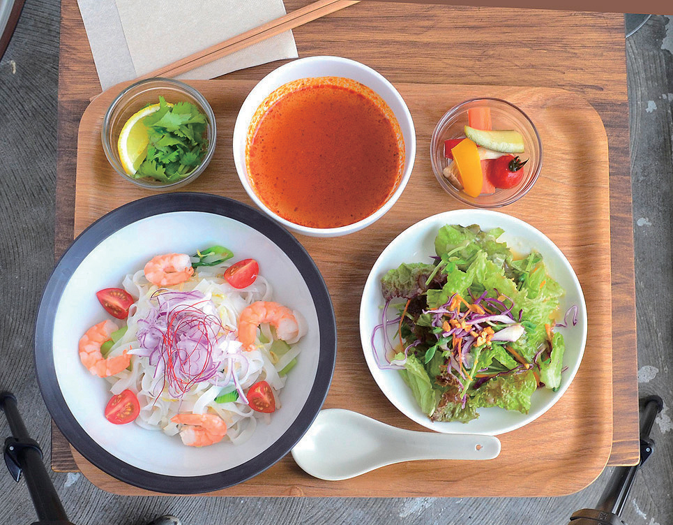 宿泊ゲストとの交流も楽しめる自由で開放的な空間でお出迎え