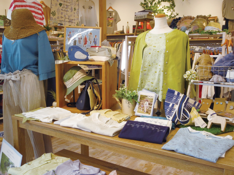 『リビンズ イソザキ』夏の空間づくりにピッタリの夏小物、 ギフト雑貨も続々入荷中!!