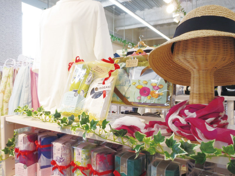 『リビンズ イソザキ』夏の空間づくりにピッタリの夏小物、 ギフト雑貨も続々入荷中!!