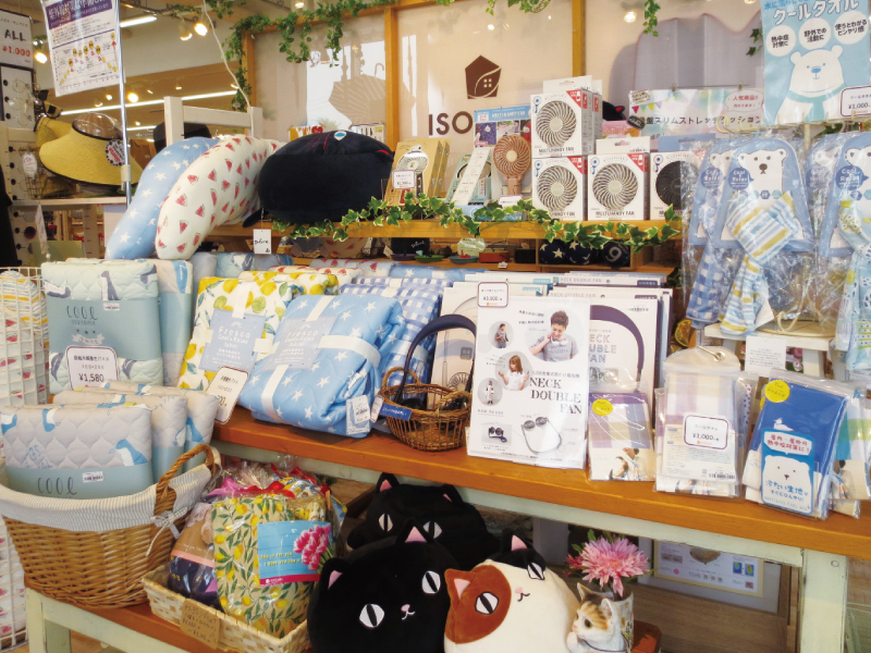 『リビンズ イソザキ』夏の空間づくりにピッタリの夏小物、 ギフト雑貨も続々入荷中!!