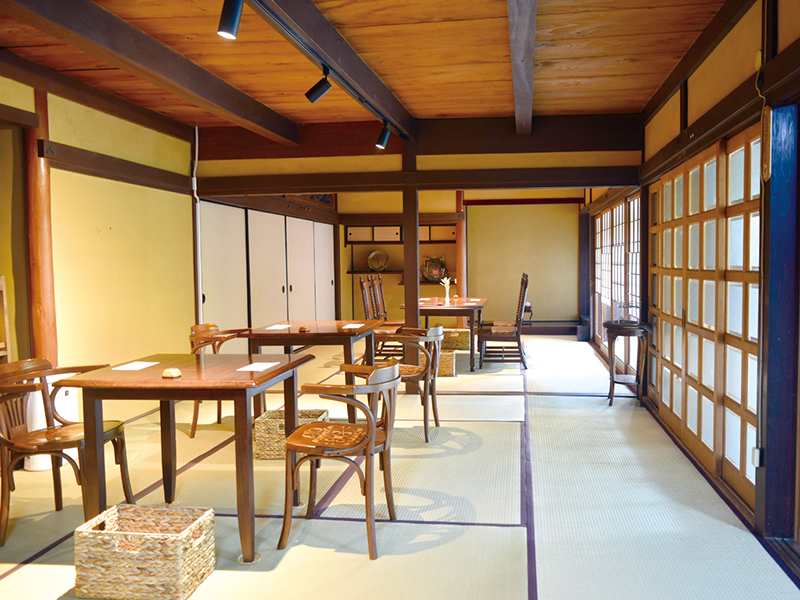 誰もが落ち着ける古民家カフェでのんびりと寛いで