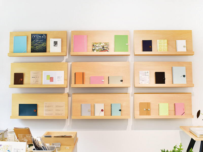 約130種のお菓子を詰め込んだ「おやつの棚」が『琴平文具店』に登場！