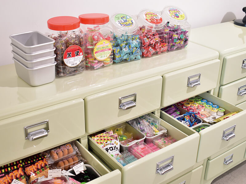 約130種のお菓子を詰め込んだ「おやつの棚」が『琴平文具店』に登場！