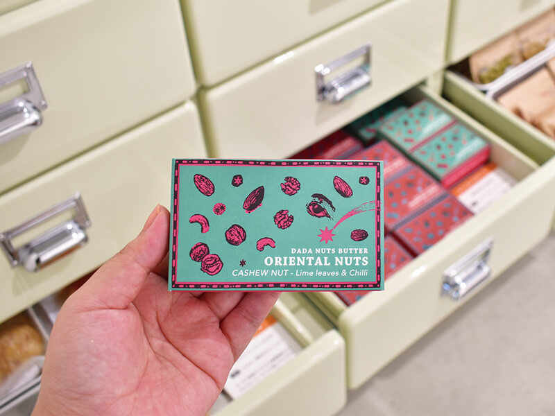 約130種のお菓子を詰め込んだ「おやつの棚」が『琴平文具店』に登場！