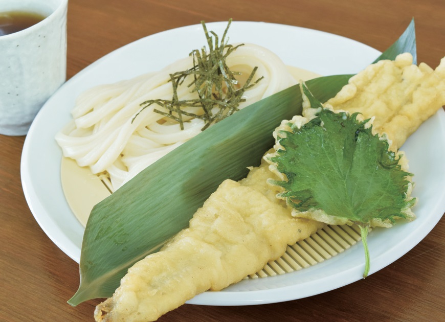 『セルフさぬきうどん 空海房』噂のつるつる麺の秘密は“蒸気釜”揚げたての天ぷらと一緒に召し上がれ