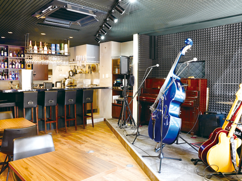 音楽に包まれた空間で料理とお酒を愉しんで