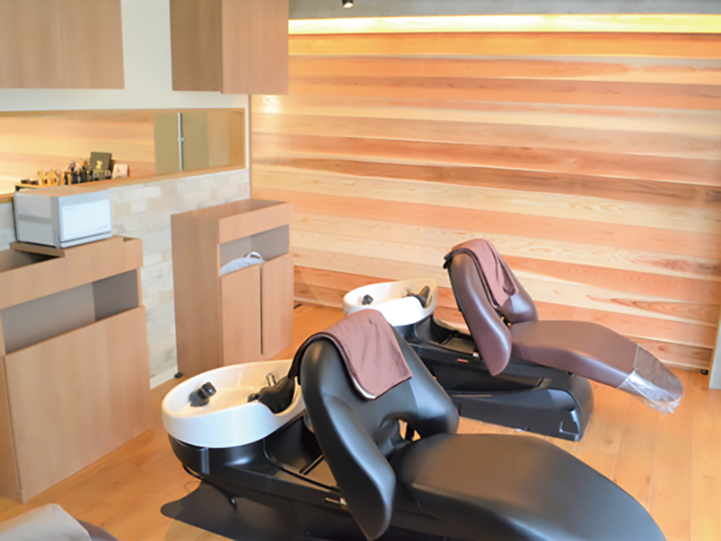 木の温もりと自然光が心地良いヘアサロン