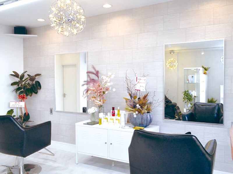 心ときめくヘアサロンで癒しの施術を