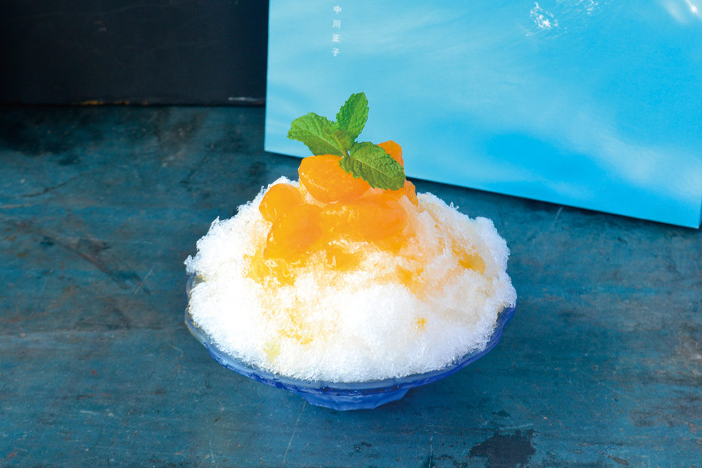 高松・四国にまつわる書籍が店内にずらりと並ぶ