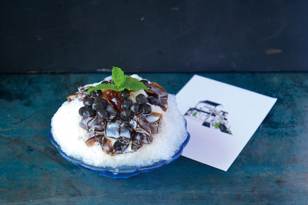 高松・四国にまつわる書籍が店内にずらりと並ぶ