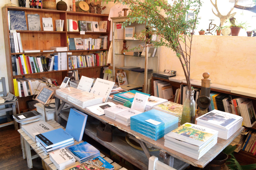 高松・四国にまつわる書籍が店内にずらりと並ぶ