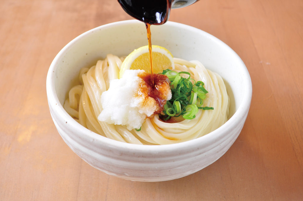 『まるやうどん 二代目』美味しさの秘訣はオリジナルダシ醤油と口の中で踊るこだわり麺！