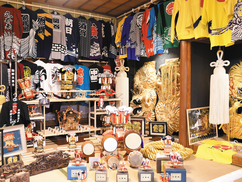 『讃岐うどん 祭』家庭の手打ち麺を再現した昔懐かしいうどん 祭りグッズ満載の店内にも注目して【香川県観音寺市大野原町】