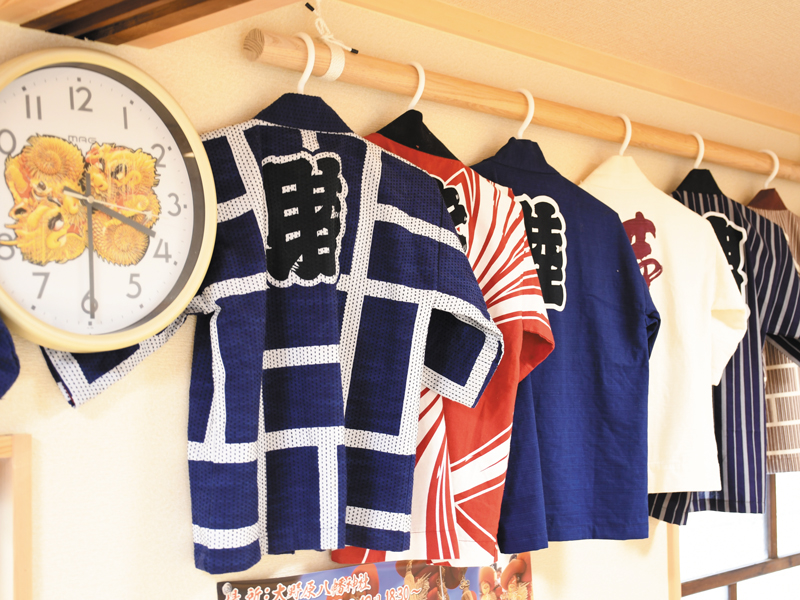 『讃岐うどん 祭』家庭の手打ち麺を再現した昔懐かしいうどん 祭りグッズ満載の店内にも注目して【香川県観音寺市大野原町】