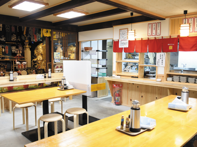 『讃岐うどん 祭』家庭の手打ち麺を再現した昔懐かしいうどん 祭りグッズ満載の店内にも注目して【香川県観音寺市大野原町】