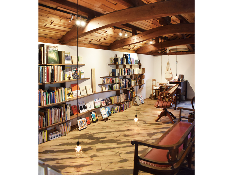 穏やかな時間を過ごす峰山に小さな図書館が誕生