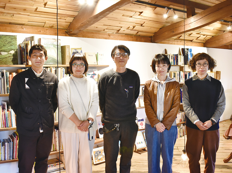 穏やかな時間を過ごす峰山に小さな図書館が誕生