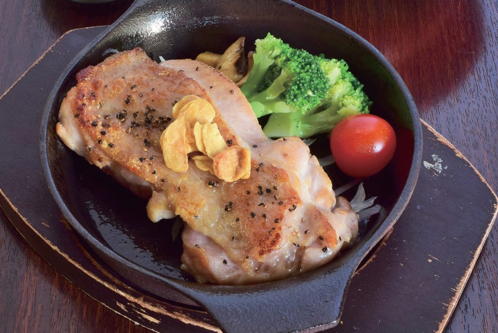 『町家Ｄｉｎｉｎｇ　三ツ矢堂』人気のアツアツグリルやピリ辛鍋、様々な形で楽しむ瀬戸赤どり