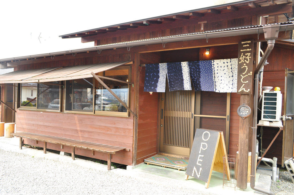 どこか懐かしさを感じる純手打ちのもっちり太麺