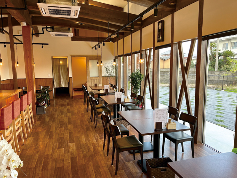 昼と夜で二面性を愉しめるカフェ