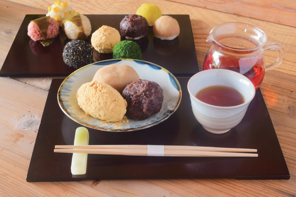 『もも屋　甚平』しっとりとした餡とお米の粒が際立つ昔懐かしのぼたもちを召し上がれ♪