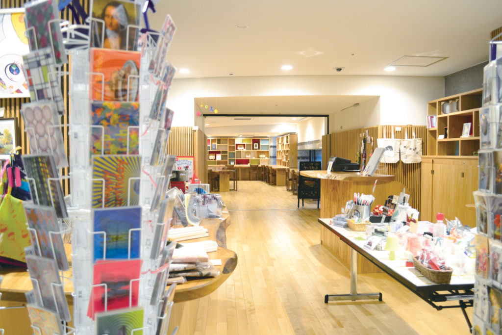 アートを身近に感じられる温もりに溢れた街中のオアシス