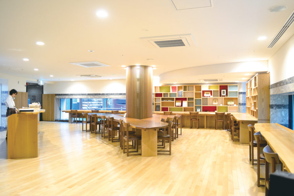 アートを身近に感じられる温もりに溢れた街中のオアシス